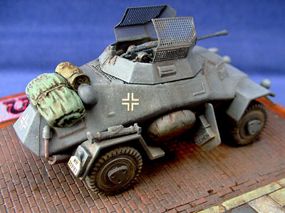[The grenade screen for the turret came in the kit as one piece - I cut it in half to pose it in the open position.]