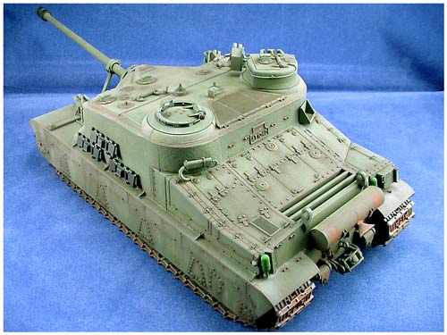 [I primed the tank black and then used Humbrol British Bronze Green for the base coat.]